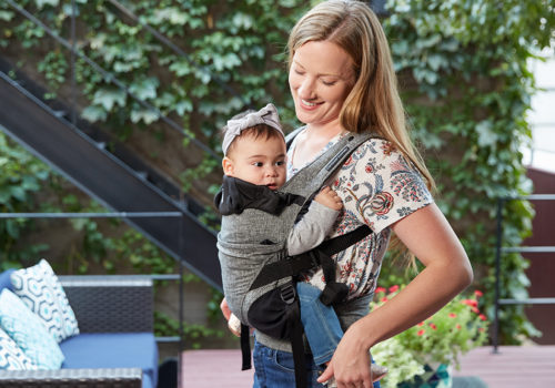 Mom_dancing_with_baby_in_carrier_042